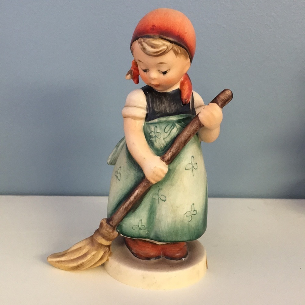 VINTAGE M. I.  Hummel Girl Figurine "Little Sweeper"